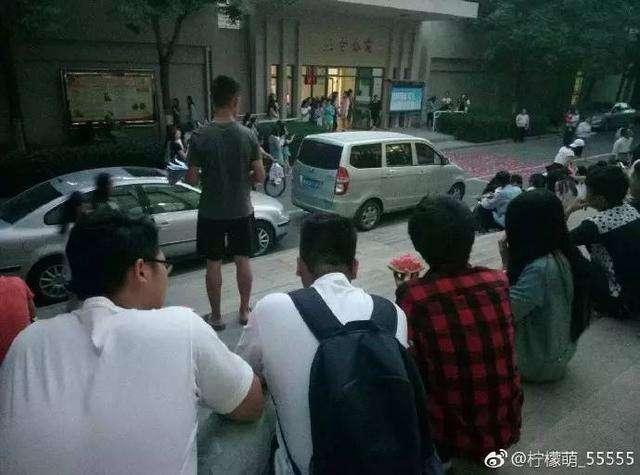 电子校吃瓜群众,揭秘校园里的“吃瓜群众”现象