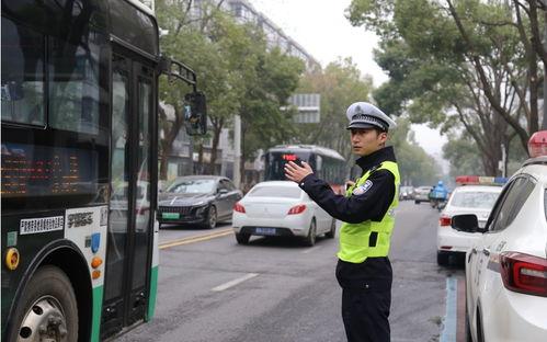 武汉交警吃瓜群众事件,网络舆论下的执法争议