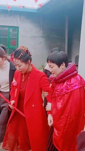 新郎像吃瓜群众怎么办,婚礼现场笑料百出